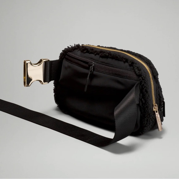 Lululemon Everywhere blk Fleece BeltBag Gold tone hardware - Picture 3 of 13